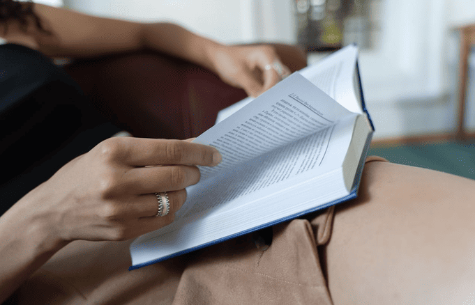 Mujer leyendo libro duelo