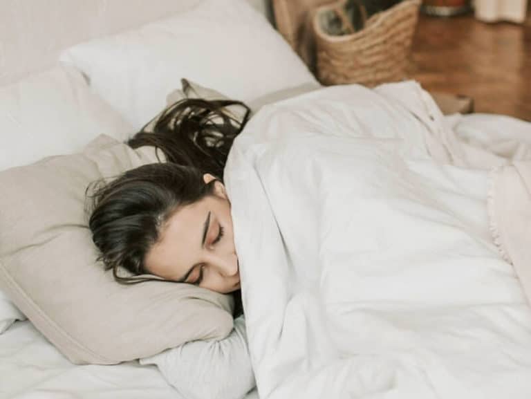 mujer sin poder dormir por la ansiedad