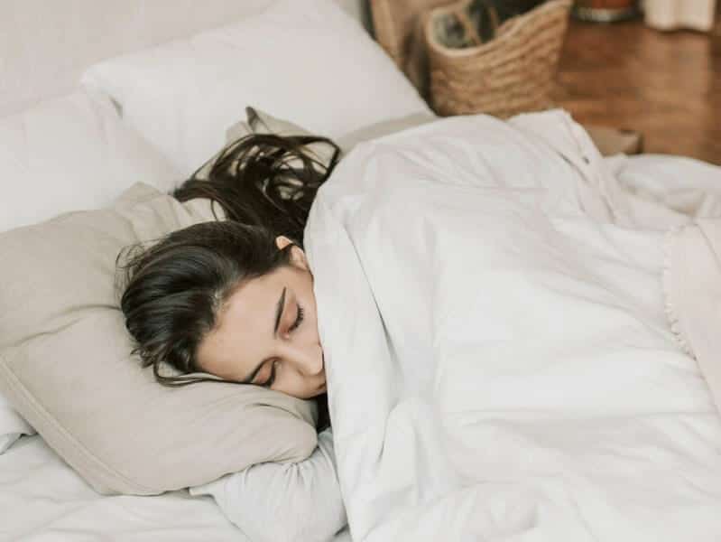 mujer sin poder dormir por la ansiedad