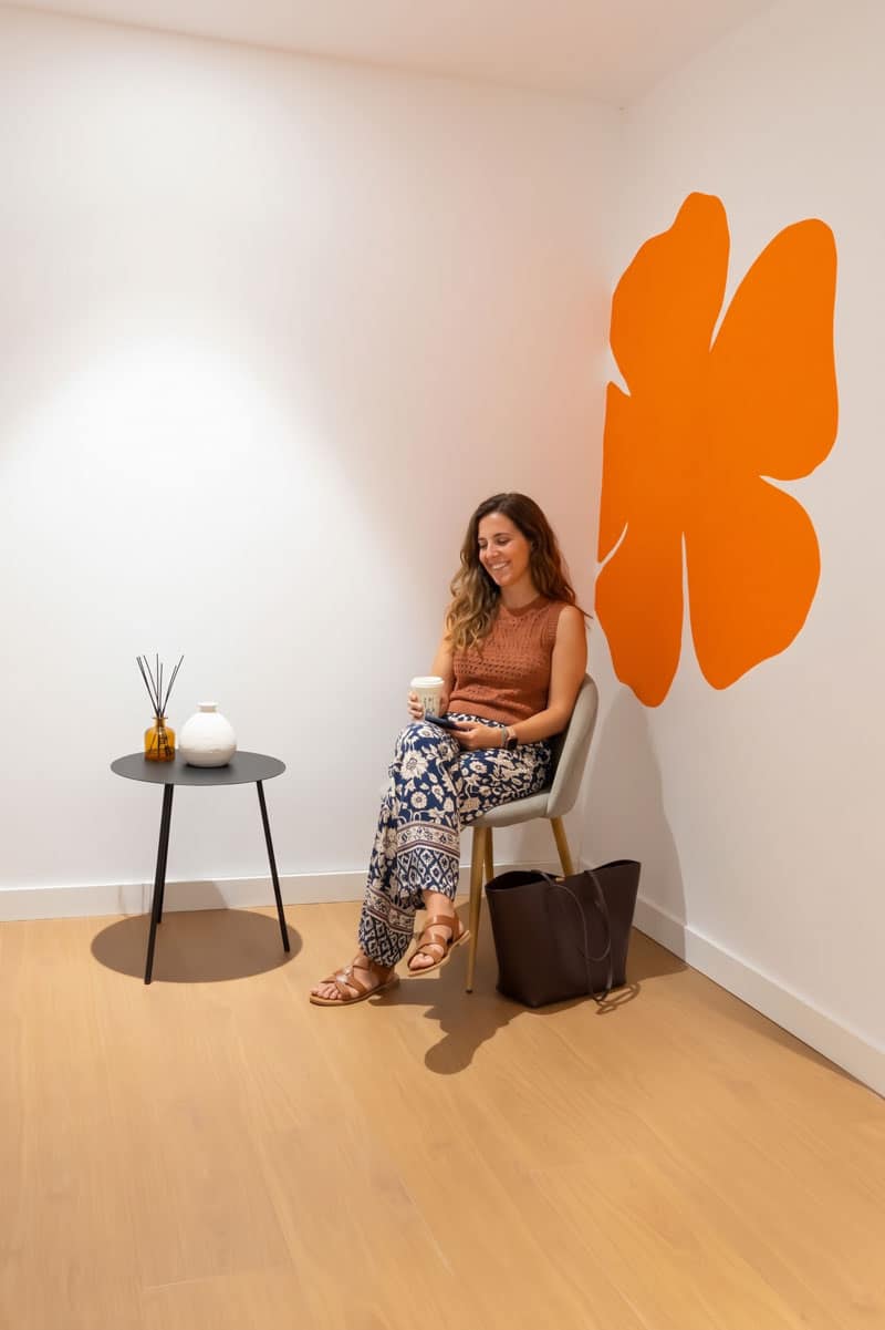 Paciente en la sala de espera del Centro de terapia en Madrid