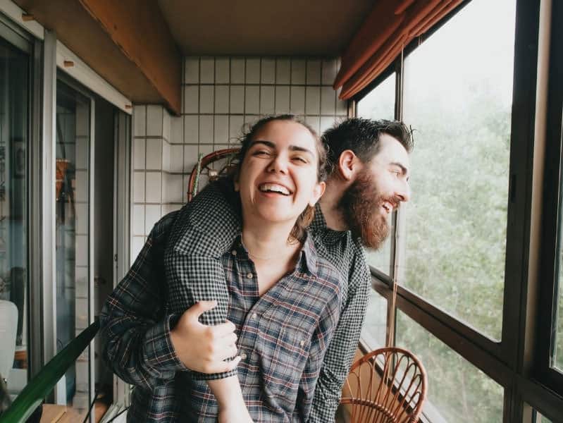 pareja demostrando amor